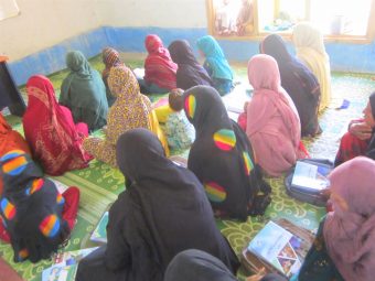 村の⼥性の識字教室。教育が平和を築くための⼒となる。