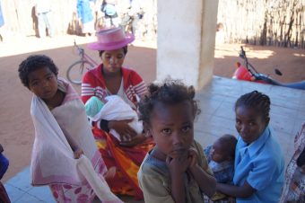 ワクチン接種の順番を待つ子どもたち（アフリカ/マダガスカル）