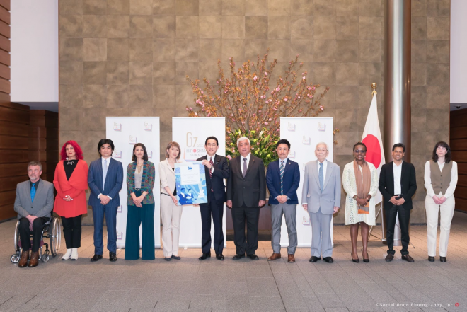 岸田総理に、G7広島サミットに向けた市民社会提言書「C7コミュニケ」を手渡しました