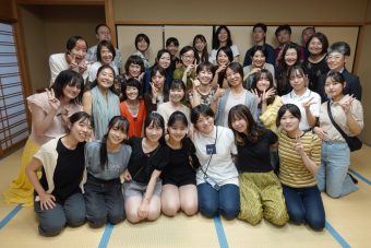 イベントで集まったボランティア、インターン、理事の方の集合写真