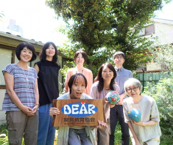 DEARで働くスタッフが7名写っています